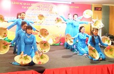Un concours de chant en vietnamien au Nord-Est de Thaïlande