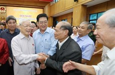 Le secrétaire général et président Nguyen Phu Trong rencontre des électeurs de Hanoï