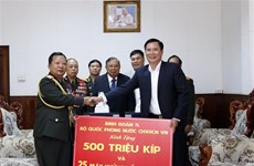Le ministère vietnamien de la Défense offre des fournitures médicales au Laos