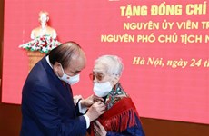 Remise de l’Insigne des «75 ans de membre du Parti » à l’ancienne vice-présidente Nguyen Thi Binh