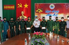 Têt : le président de l’AN offre des cadeaux à des gardes-frontières à Tay Ninh