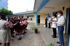 Le Vietnam offre de cadeaux à des écoles cubaines