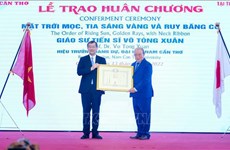 Un professeur vietnamien reçoit l'Ordre du Soleil Levant du Japon