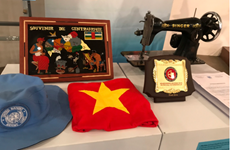 Le Musée des femmes du Vietnam reçoit des objets offerts par des femmes officiers des Bérets verts