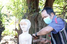 Les statues folkloriques en bois, artisanat original des ethnies Bahnar et Jrai