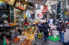 Le marché Hang Be bondé au Tet Nguyên Tiêu