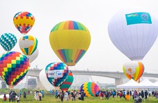 Premier festival de montgolfières à Hanoï