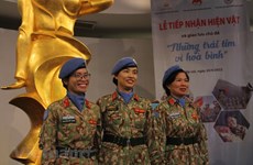 Des Casques Bleus vietnamiennes offrent des objets au Musée des femmes