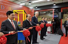 Le PM Nguyen Xuan Phuc inaugure la semaine des produits vietnamiens à Singapour