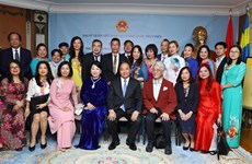 Le PM Nguyen Xuan Phuc rencontre des représentants de la communauté vietnamienne en Suède
