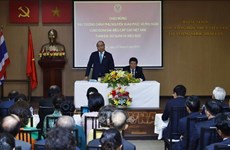 Le PM Nguyen Xuan Phuc rencontre des résidents vietnamiens en Thaïlande