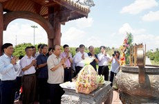 Le PM Nguyen Xuan Phuc offre de l'encens à l'ancienne citadelle de Quang Tri