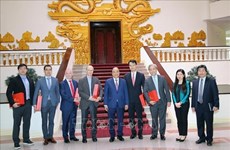 Le Premier ministre Nguyen Xuan Phuc reçoit des investisseurs étrangers