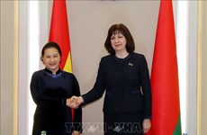 La présidente de l'AN Nguyen Thi Kim Ngan s'entretient avec la présidente du Sénat de la Biélorussie