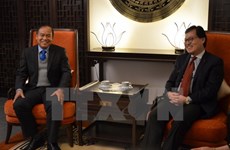 Les diplomates vietnamiens et laotiens à Genève cultivent leurs liens