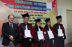 Remise des diplômes licence chimie français à des étudiants vietnamiens