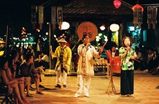 Gambade avec le "bài choi" dans la vieille ville de Hôi An