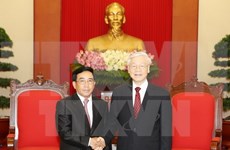 Les dirigeants vietnamiens reçoivent le vice-président laotien Phankham Viphavanh