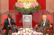 Le leader du PCV Nguyên Phu Trong reçoit le Premier ministre mozambicain