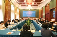 Un officiel du Parti reçoit des délégués du Forum populaire Vietnam-Chine
