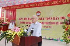 Le chef du Parti à la fête de grande union nationale au village culturel de Thuong Dien
