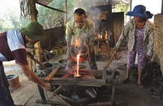 Les fondeurs de bronze de Phuoc Kiêu gardent la flamme 