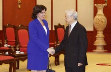 Le leader du PCV Nguyen Phu Trong reçoit l’ambassadrice cubaine