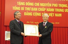 Le leader du PCV reçoit l’insigne pour ses 50 ans d’adhésion au PCV