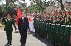 Le président Tran Dai Quang rend visite aux forces armées à Gia Lai