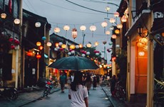 Dans la vieille ville de Hôi An, la pluie du matin réjouit le pèlerin