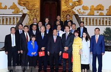 Le PM Nguyên Xuân Phuc invite les entreprises singapouriennes à investir au Vietnam