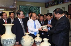 Le PM exhorte à valoriser le talent des artisans du village de céramique de Chu Dâu