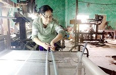 Au village de la soie de Ma Châu, le métier à tisser la tradition  