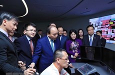 Le PM Nguyen Xuan Phuc rend visite à PSA et Supply Chain City de Singapour