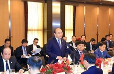 Le PM Nguyen Xuan Phuc rencontre des responsables de grandes sociétés financières japonaises