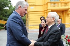 La visite du dirigeant cubain au Vietnam fait la une des médias