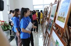 Exposition de photos et de films documentaires à Hoa Binh