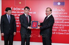 Remise de l’Ordre d’Itsara du Laos à l’Agence vietnamienne d’information