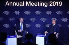 Le PM dialogue avec le président du WEF sur le Vietnam et le monde