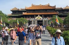 Environ 25.000 touristes visitent Huê lors du premier jour du Têt du Cochon 
