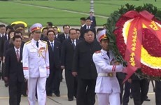 Le président Kim Jong-un rend hommage au président Hô Chi Minh