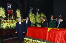 Les dirigeants rendent hommage au lieutenant-général Dông Sy Nguyên