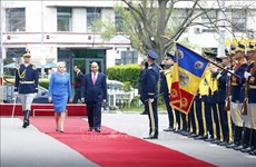 Cérémonie d'accueil officielle du PM Nguyên Xuân Phuc en Roumanie 
