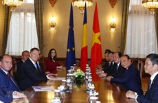 Le PM Nguyen Xuan Phuc rencontre des dirigeants roumains