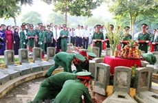 Quang Trị : inhumation des restes de 26 volontaires vietnamiens tombés au Laos  ​