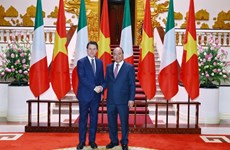 Le PM italien Giuseppe Conte achève sa visite au Vietnam