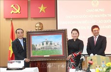 La présidente de l’AN rencontre des Vietnamiens en Thaïlande