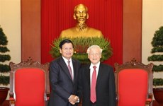 Le secrétaire général du Parti et président Nguyen Phu Trong reçoit le PM laotien