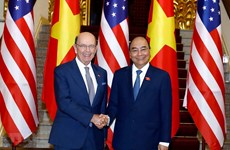 Le Premier ministre Nguyen Xuan Phuc reçoit le secrétaire américain au Commerce