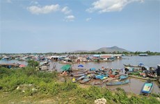 Le Vietnam aide à temps les Vietnamiens du Cambodge au Tonlé Sap